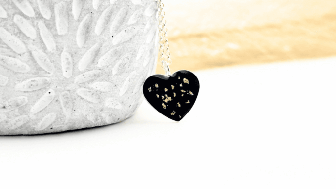 Zawieszka serce czarne z płatkami złota (srebro 925)