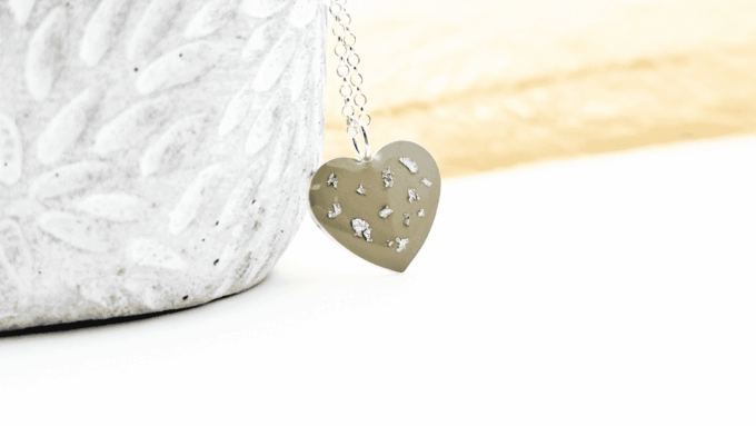 Zawieszka serce beżowe z płatkami srebra (srebro 925)