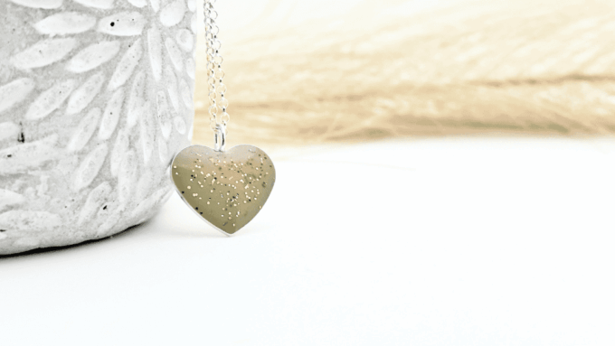 Zawieszka serce beżowe ze złotym brokatem (srebro 925)