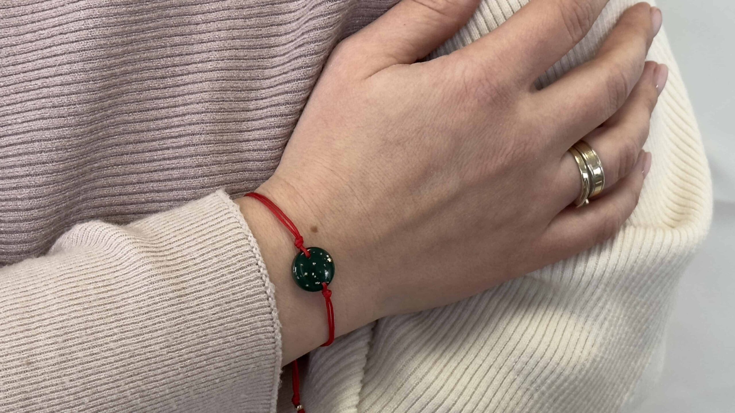 Bransoletka okrągła butelkowa zieleń z płatkami złota - obrazek 2