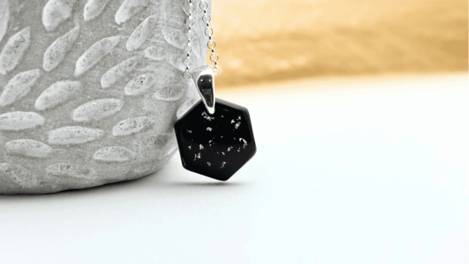 Zawieszka heksagon czarny z płatkami srebra (srebro 925)