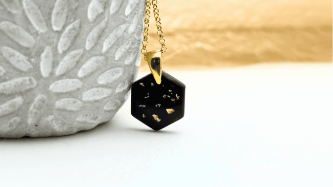 Zawieszka heksagon czarny z płatkami złota (pozłacane srebro 925)