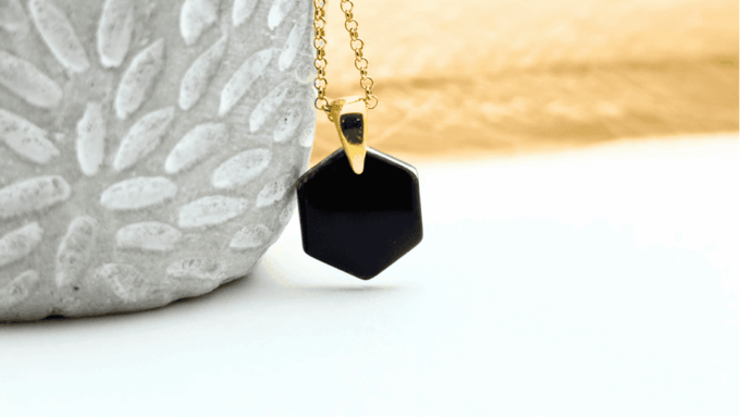 Zawieszka heksagon czarny (pozłacane srebro 925)