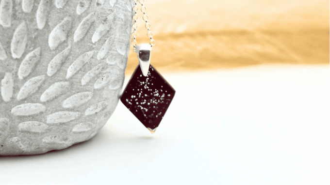 Zawieszka romb bordowy ze srebrnym brokatem (srebro 925)