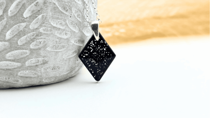 Zawieszka romb czarny ze srebrnym brokatem (srebro 925)