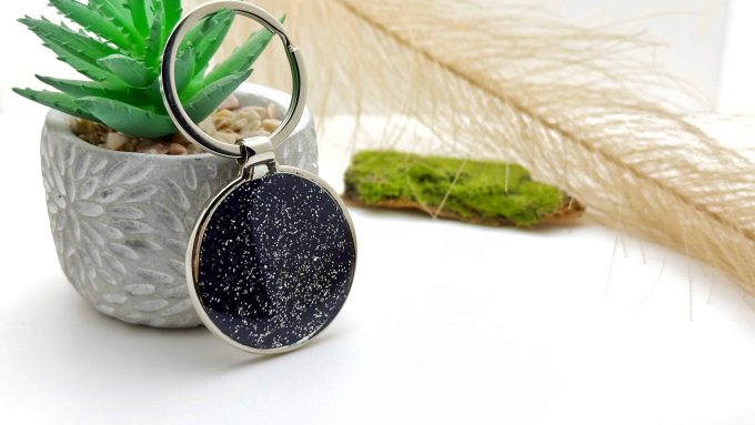 Brelok okrągły czarny ze srebrnym brokatem