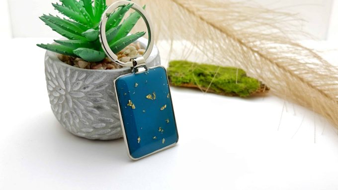 Brelok prostokątny turkusowy z płatkami złota