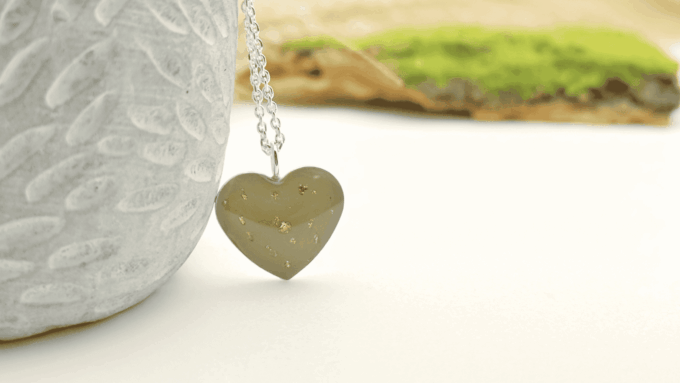 Zawieszka serce beżowe z płatkami złota (srebro 925)