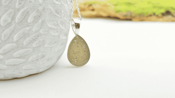 Zawieszka łezka beżowa ze srebrnym brokatem (srebro 925)